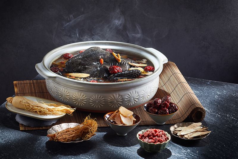 福容雙蔘烏骨雞湯_加入紅蔘與人蔘的「雙蔘」組合，搭配多種藥材慢熬出湯頭甘醇、溫潤不膩，滋補養身又不失清香風味。（圖／飯店旅宿業者提供）