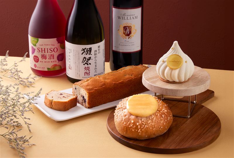 台北寒舍艾美酒店 Drip &amp; Dough 外帶選品店推出「醺香・豐韻」活動，精心挑選風味獨具的酒，打造出三款充滿果香酒韻的特色甜點與麵包，價格自120元起。（圖／飯店旅宿業者提供）