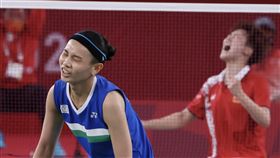 東奧羽球女單  戴資穎摘銀（1）東京奧運羽球女子單打最後冠軍戰1日晚間登場，由世界球后戴資穎（前）迎戰中國好手陳雨菲（右），雙方大戰3局，終場戴資穎以1比2飲恨吞敗，拿下銀牌。中央社記者吳家昇攝　110年8月1日