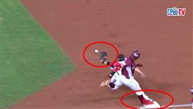樂天桃猿梁家榮跑壘出局，重播畫面似乎腳踩到壘包。（圖／翻攝自CPBLTV）