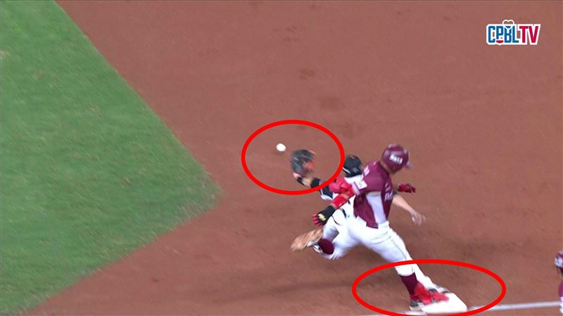 樂天桃猿梁家榮跑壘出局，重播畫面似乎腳先踩到壘包。（圖／翻攝自CPBLTV）