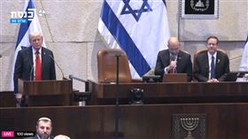 被中斷的川普表情凝重。（圖／翻攝畫面）