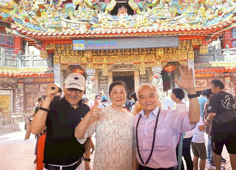 孫情（左起）、文平嫂、文平參拜白沙屯媽祖，擲筊敬邀媽祖首肯移駕11月台中個唱現場。（圖／台中多媒體公司提供）