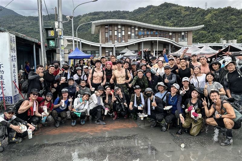 Rock李振瑋號召近百人前往花蓮災區。(圖/翻攝自Rock李振瑋IG)