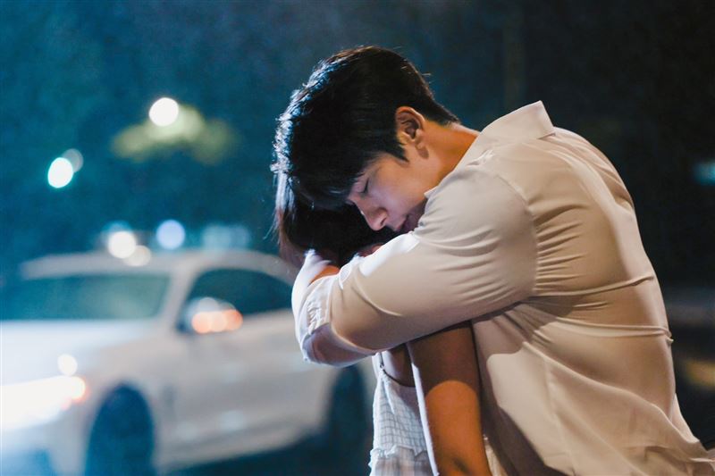 Rock李振瑋推出新歌〈中場時間〉,MV深情詮釋「無法被愛的愛」。(圖/眾神工作室提供)