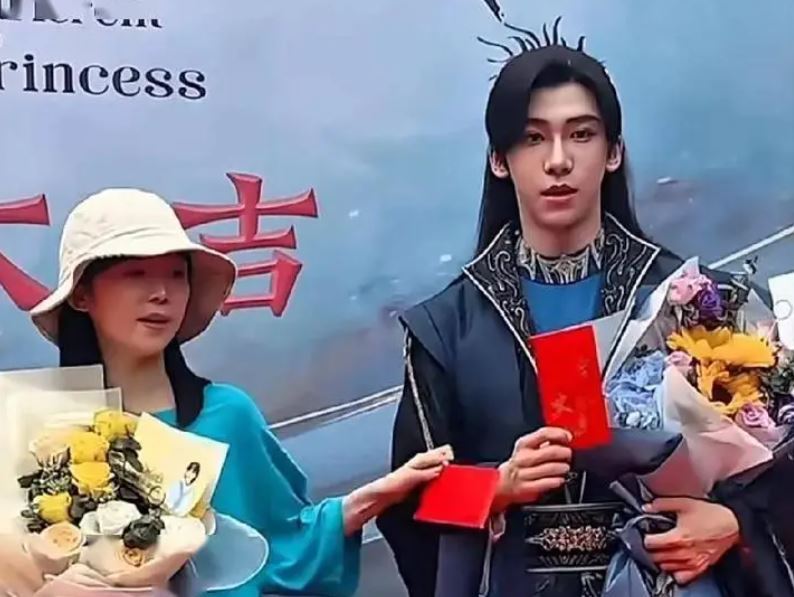 丁澤仁拍完就想跑，宋伊人「一把拉住」丁澤仁。（圖／翻攝自微博）