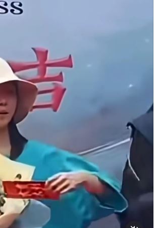 宋伊人背靠在丁澤仁身上，但男方毫無反應。宋伊人見狀後，還用手肘輕輕頂了一下他，丁澤仁才被動配合。（圖／翻攝自Threads）