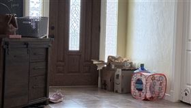 外國飼主分享，自己養的橘貓躲在家門口某處，讓大家猜猜牠藏到哪了。（圖／翻攝自Reddit）