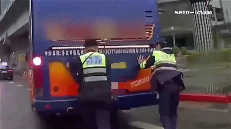 遭辱罵的警察曾協助推拋錨遊覽車