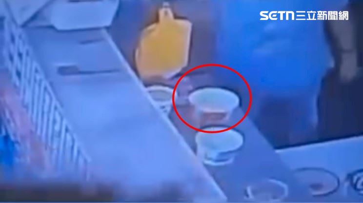 女店員把泡麵、調味包取出後，未使用的空紙碗就擱置在工作台上。（圖／翻攝畫面）