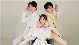 許志豪(右起)、杜忻恬、李子森主持節目(圖／中天提供)