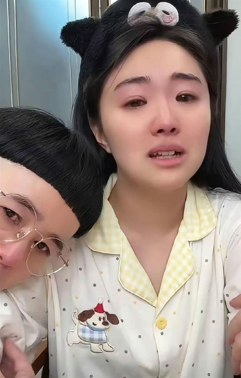 名主持「金龜子」（左）安慰女兒王逸宸（右）。（圖／翻攝自微博）