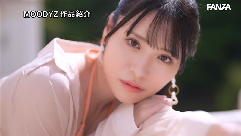 杉崎美紗是個「經驗豐富的好色大姐姐」，長相甜美有如偶像明星，並擁有E罩杯性感美胸。（圖／翻攝自X）