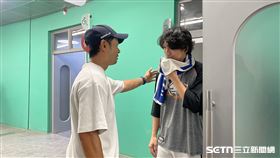 統一獅高塩將樹含淚到樂天桃猿致意，川岸強拍肩安慰。（圖／記者張沛嘉攝影）