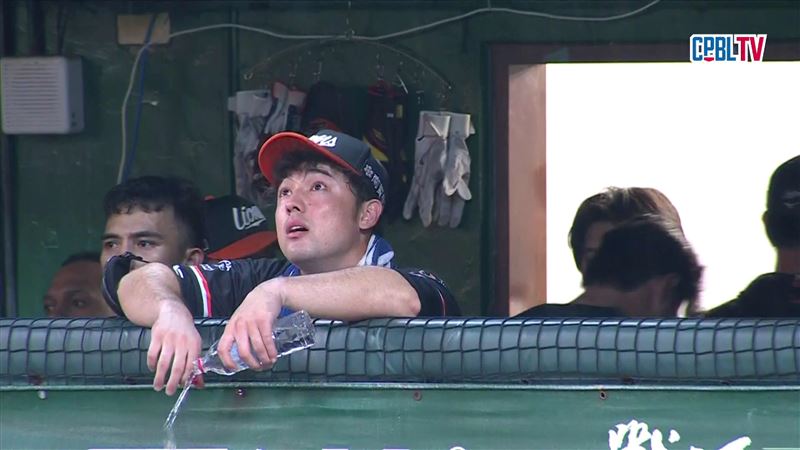 統一獅季後挑戰賽遭大逆轉後，隊友在休息室呆望場上。（圖／翻攝自CPBLTV）