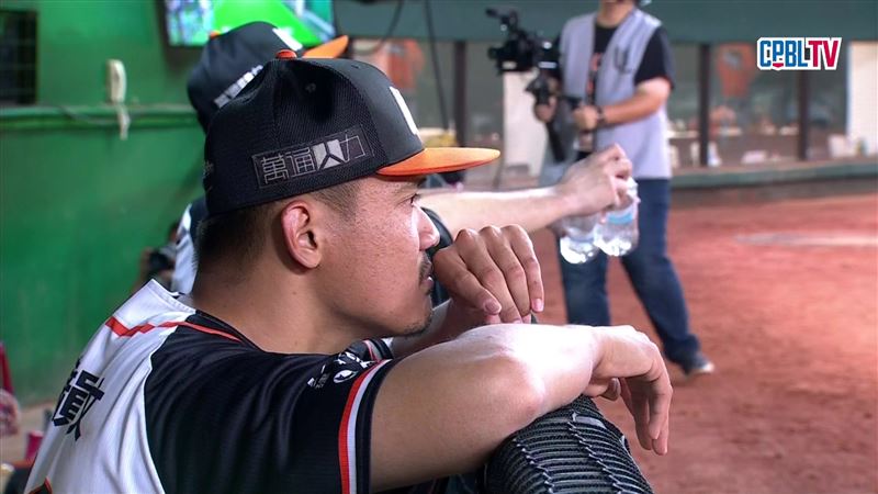 統一獅季後挑戰賽遭大逆轉後，隊友在休息室呆望場上。（圖／翻攝自CPBLTV）