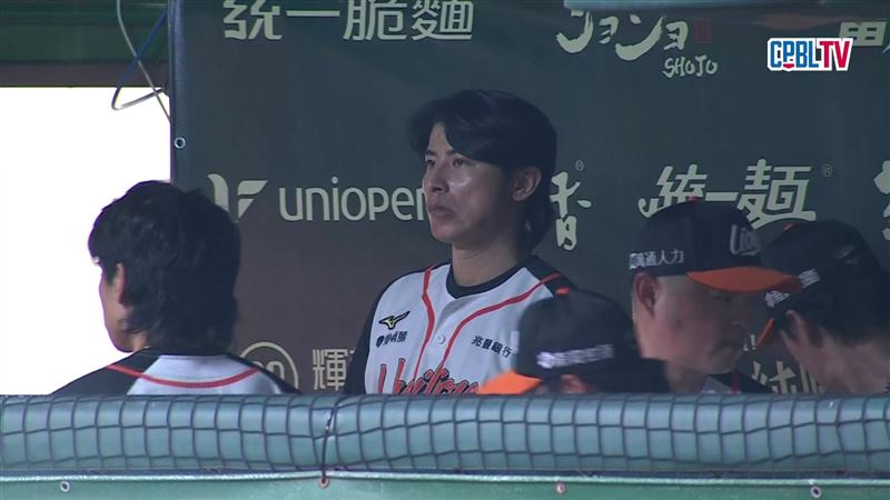 統一獅季後挑戰賽遭大逆轉後，隊友在休息室呆望場上。（圖／翻攝自CPBLTV）