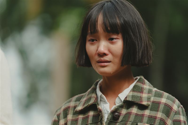 金馬怪物方郁婷在《大濛》中化身民國40年代的台灣少女阿月，在哥哥（曾敬驊 飾）被槍決後，獨自踏上前往台北領屍的旅程。（圖／華文創 提供）