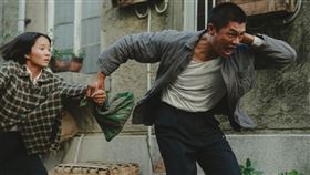 方郁婷（左）飾演從嘉義北上的小女孩，在動盪不安的大時代下依舊堅韌不放棄尋找哥哥，在過程中遇到太多驚險的意外，但遇上了柯煒林（右）飾演的退休阿兵哥幫助。（圖／華文創 提供）