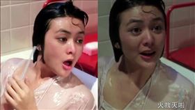 關之琳僅穿白色睡衣就躺進浴缸，一下水因沒穿內衣，讓她胸前「兩點激凸」被一覽無遺。（圖／翻攝自劇照）