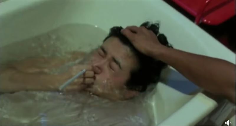 關之琳僅穿白色睡衣就躺進浴缸，一下水因沒穿內衣，讓她胸前「兩點激凸」被一覽無遺。（圖／翻攝自微博）