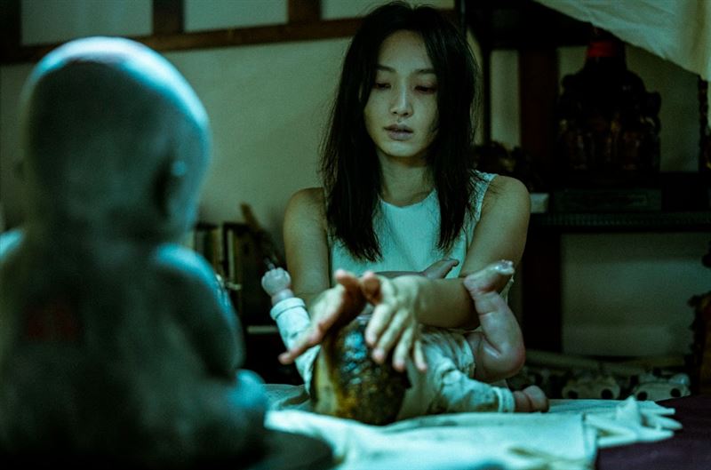 蔡思韵戲裡化身恐怖孕婦，藉由嬰兒玩偶操控他人。（圖／天予電影提供）