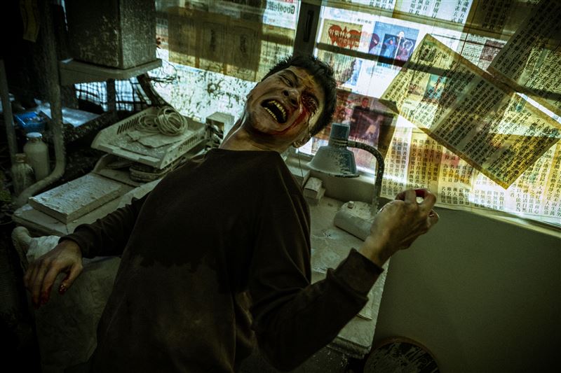 李冠毅形容這場戲要想像被無形之物操控，很像在跟一個看不見的東西跳舞互動。（圖／天予電影提供）