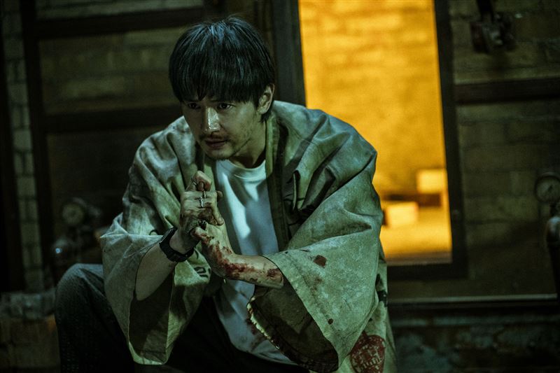 張軒睿化身超帥驅魔人，結手印的流利動作引起觀眾討論。（圖／天予電影提供）