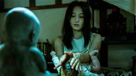 蔡思韵戲裡化身恐怖孕婦，藉由嬰兒玩偶操控他人。（圖／天予電影提供） 