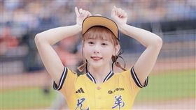 畇二（曲霖達）是爆料前男友曾背著她搞3P，但男方道歉，她就會原諒。（翻攝自畇二臉書）