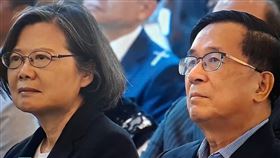 前總統蔡英文、陳水扁皆親臨張俊雄的追思會場，陳水扁PO出與小英同框照。（圖／翻攝自陳水扁臉書）