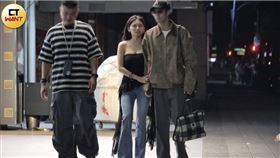 祈錦鈅與老公A先生深夜在台北街頭依偎，絲毫不在意旁人眼光（圖／本刊攝影組）