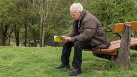 退休準備需即早啟動，分紅保單讓保戶享有基本壽險保障之餘，還有機會能分享保險公司經營分紅保單所產生的盈餘，是長期規劃的好選擇，讓您穩享老後生活。（示意圖／PIXABAY）  