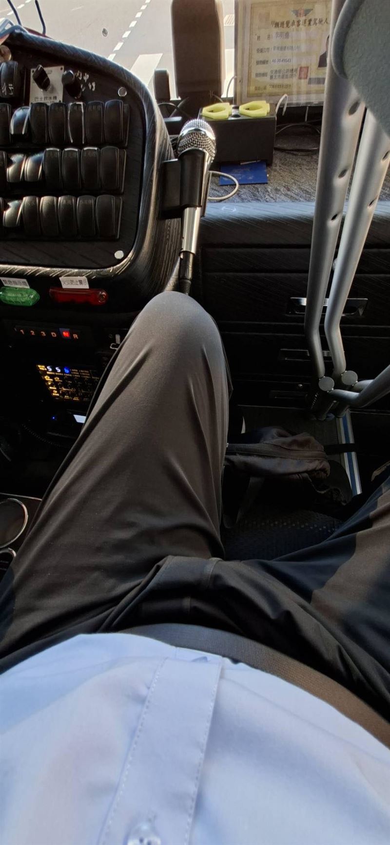 律師提出照片，所謂的通勤交通車，就是從南崁將該空服員安排坐在司機旁邊的位置，載到桃園機場上班地點，這個位置（如圖），連腳都無法伸直。（圖／翻攝邱顯智臉書）