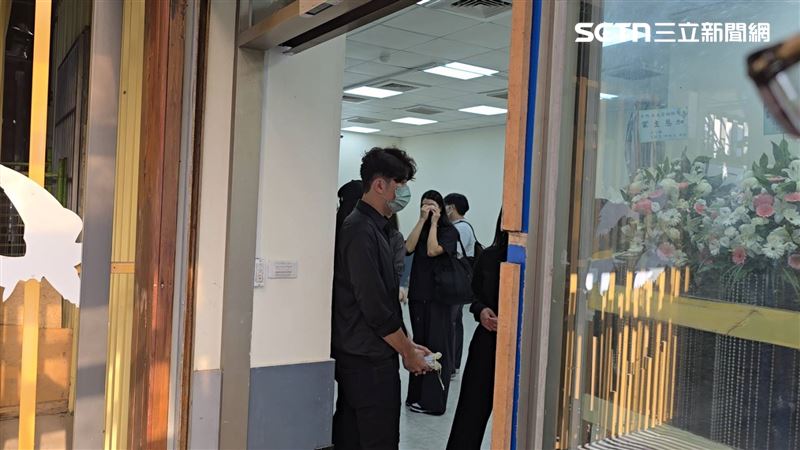 長榮空服員猝逝今舉辦告別式 親友不捨落淚 孫姓空服員遺體送入火化室,多名同事不捨落淚。(圖/記者吳泊萱攝影)