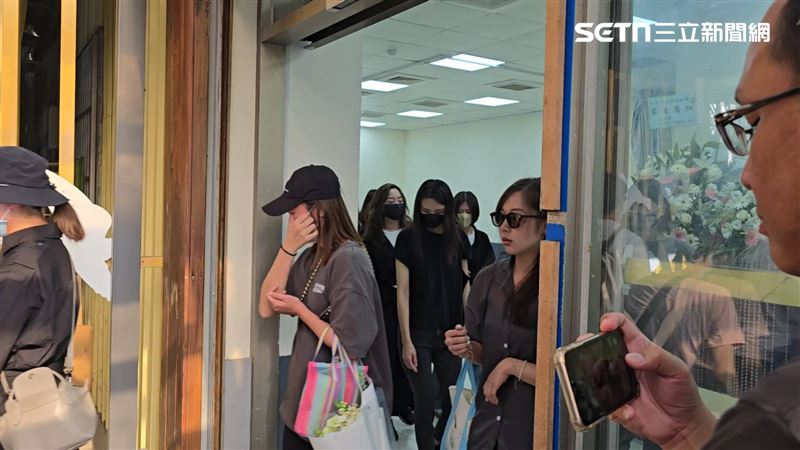 長榮空服員猝逝今舉辦告別式 親友不捨落淚 孫姓空服員遺體送入火化室,多名同事不捨落淚。(圖/記者吳泊萱攝影)