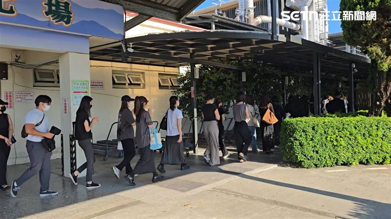 長榮孫姓空服員抱病值勤，返台後猝逝，家屬於今日（14日）舉行告別式。（圖／記者吳泊萱攝影）