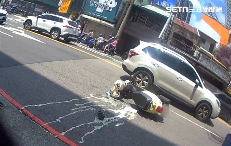 男子疑因過度緊張，油門一催竟擦撞路旁一輛自小客車，重機當場卡死無法動彈。（圖／翻攝畫面）