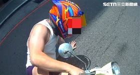 安全帽沒扣露餡！通緝犯見警落跑還撞車（圖／翻攝畫面）