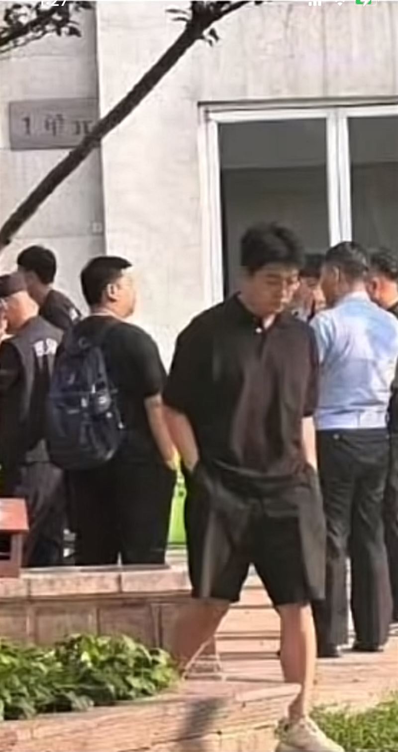 網傳製作人辛奇在陽光上東社區正臉被拍到。（圖／翻攝自陸網）