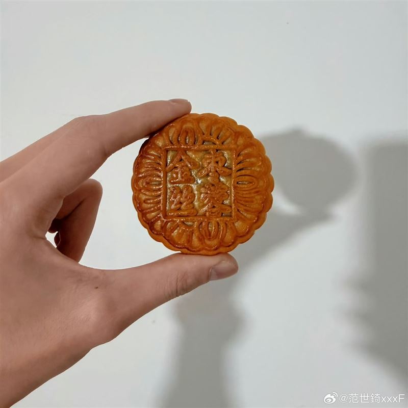 范世錡中秋節PO月餅照被嗆爆。（圖／翻攝自微博）