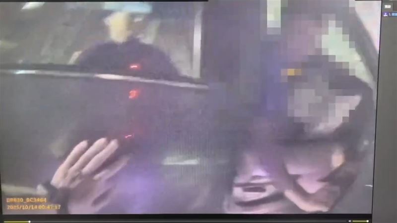 該車拒檢自撞後，警方先將副駕嫌犯送醫。（圖／翻攝畫面）