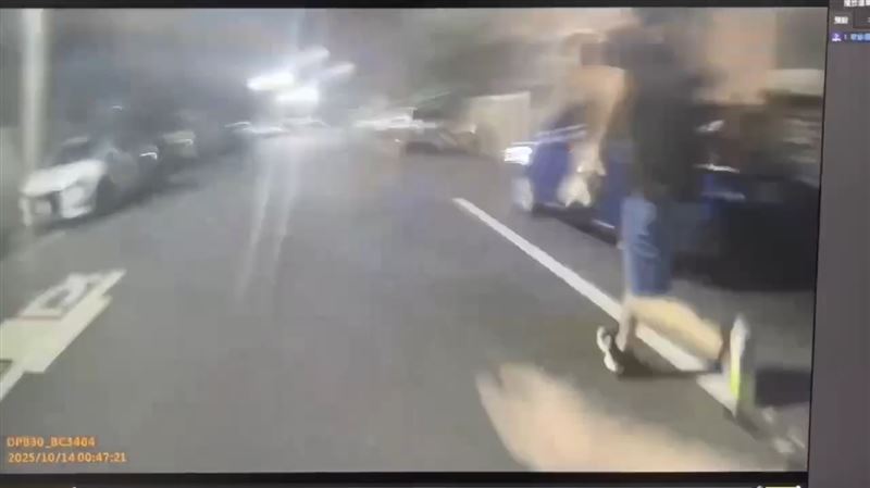 駕駛許男棄車逃逸，警方上前追捕時一度被對方攻擊，所幸最後仍成功逮捕。（圖／翻攝畫面）