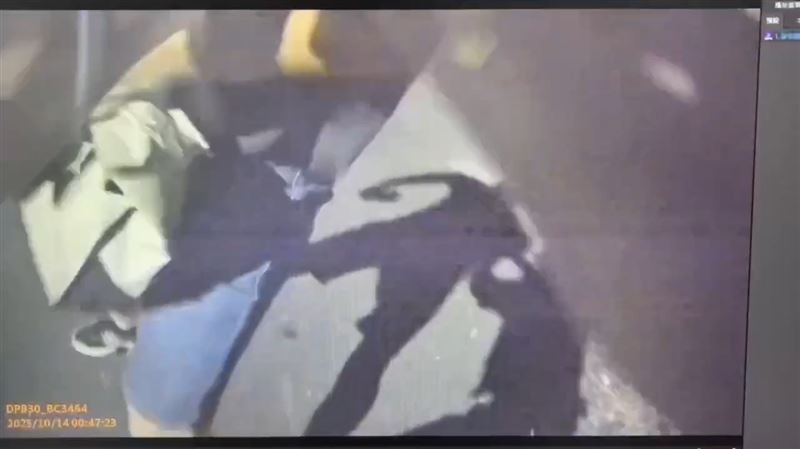 警方上前逮人時，嫌犯一度與員警拉扯。（圖／翻攝畫面）