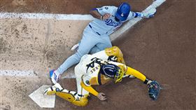 國聯冠軍賽G1道奇4局上上演超離奇雙殺。（圖／美聯社／達志影像）