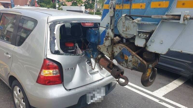 絕命終結站！吊臂「插進轎車」駕駛嚇失魂