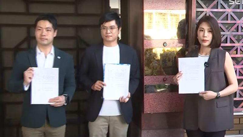馬郁雯、許譽騰、陳又新等人前往北檢按鈴告發王鴻薇、張凱維涉犯貪污治罪條例。（圖／翻攝畫面）