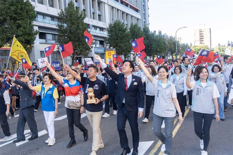 新竹市國慶升旗儀式上，沈姓男子和女政務官相認，女政務官嚇壞報案。（圖／新竹市政府提供）