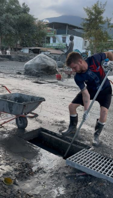 Hew連日到光復鄉救災。（圖／翻攝自Threads＠hewwanders）