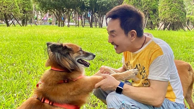 楊懷民待愛犬如親生子女（圖／翻攝自楊懷民臉書）